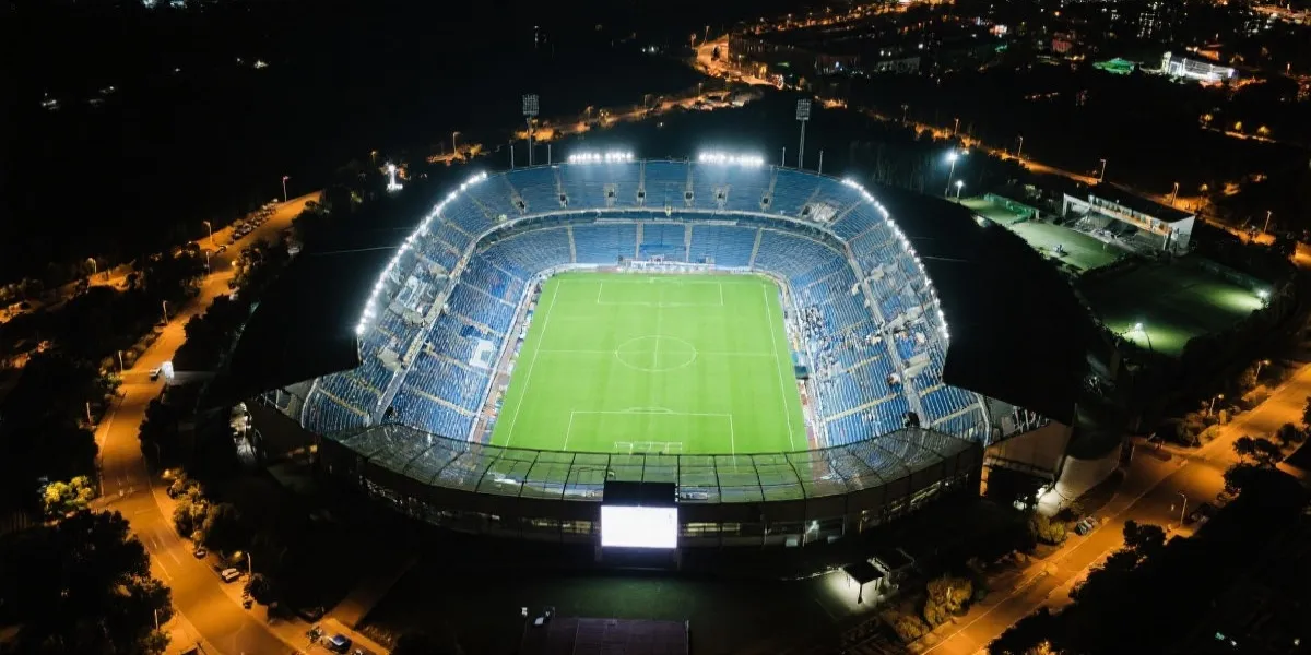 球场与灯光的夜景航拍图